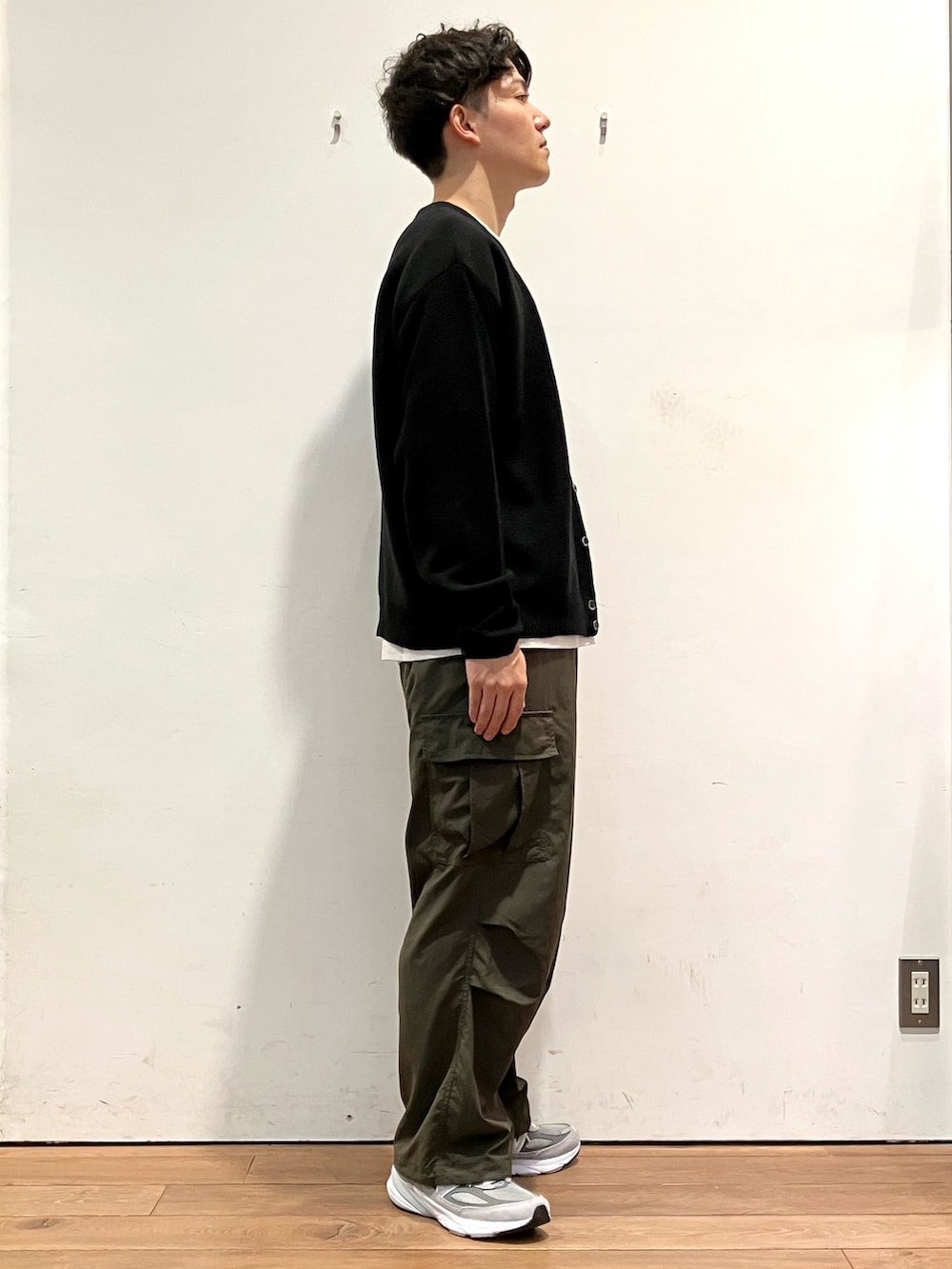 ブラック系のカーディガン/ボレロ、グレー系のTシャツ/カットソー、グリーン系のカーゴパンツを着用したメンズの秋コーディネートの2枚目の写真