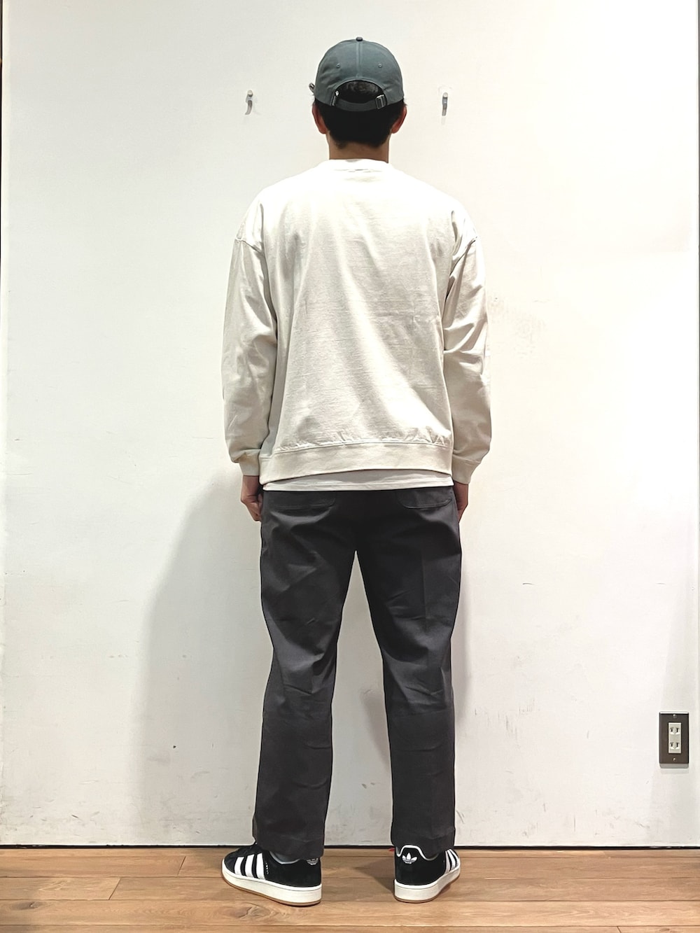 グリーン系のジャケット/アウター、ベージュ系のTシャツ/カットソー、ブラック系のスニーカーを着用したメンズの秋コーディネートの6枚目の写真