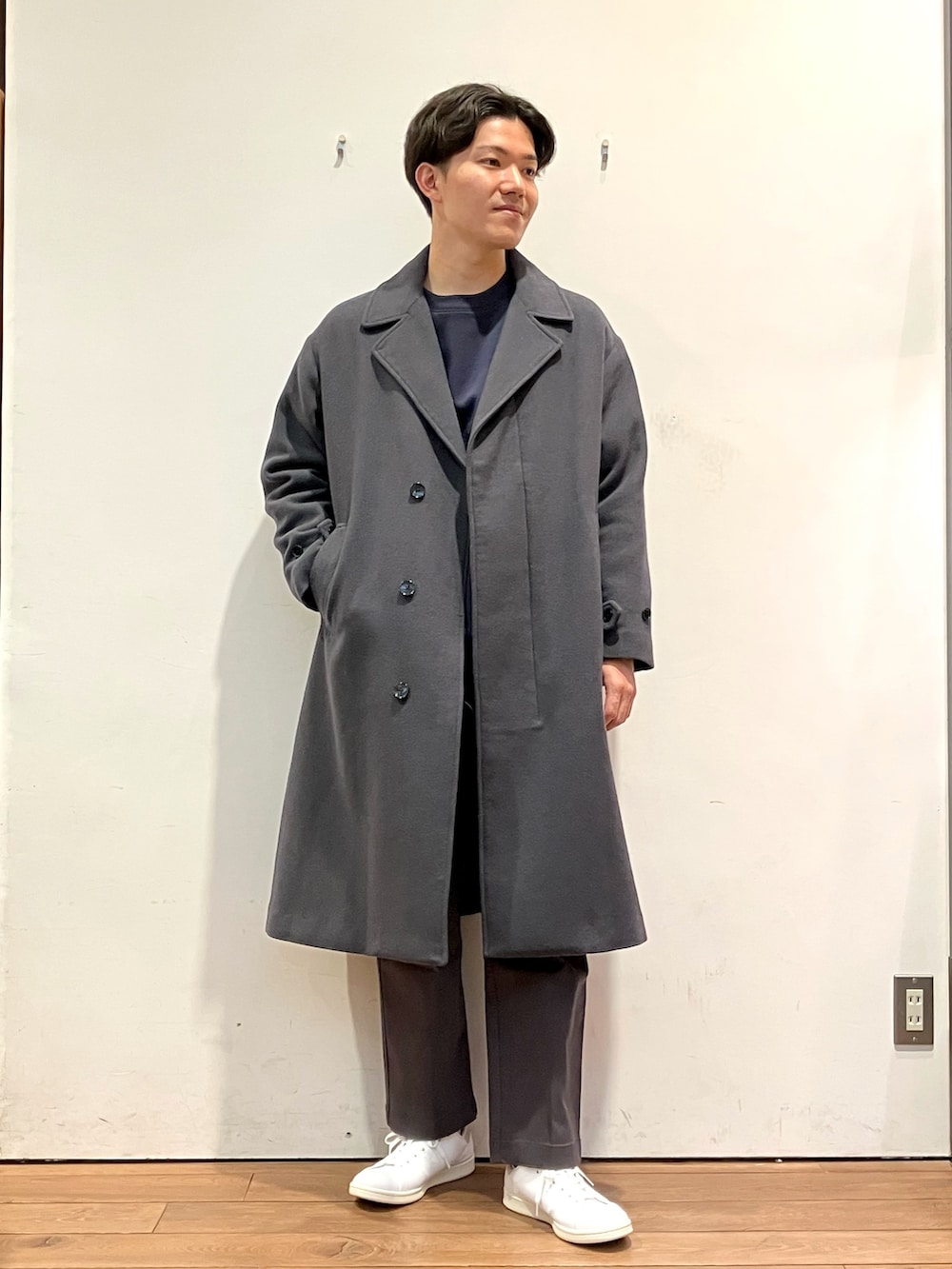 グレー系のその他アウター、ブルー系のスウェット、グレー系のその他パンツを着用したメンズの冬コーディネートの2枚目の写真