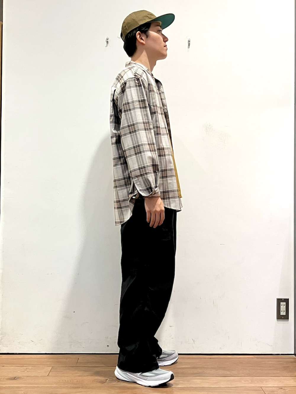 グレー系のシャツ/ブラウス、イエロー系のTシャツ/カットソー、ブラック系のカーゴパンツを着用したメンズの秋コーディネートの2枚目の写真