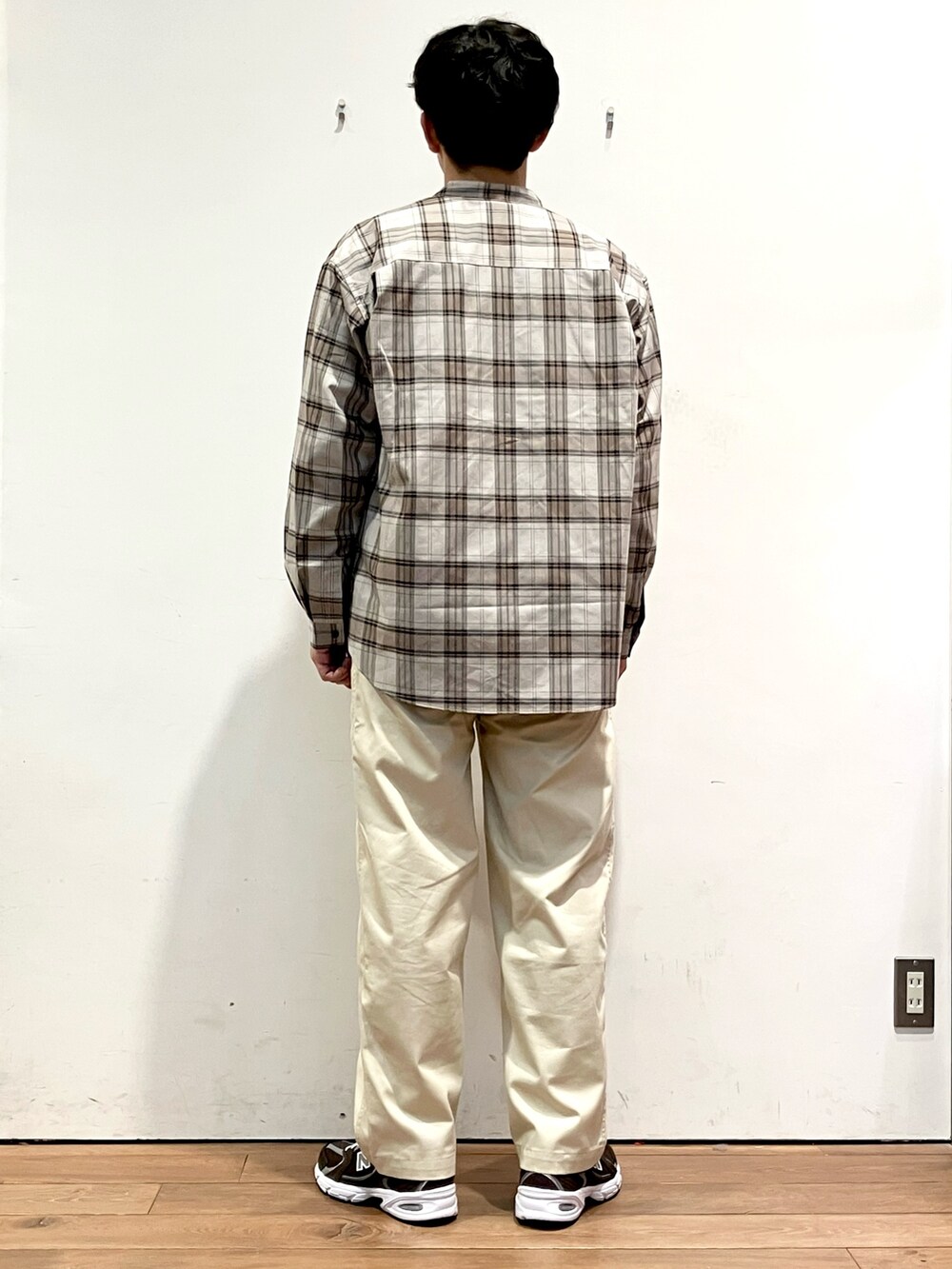 グレー系のシャツ/ブラウス、ブラック系のTシャツ/カットソー、ホワイト系のチノパンツを着用したメンズの秋コーディネートの3枚目の写真