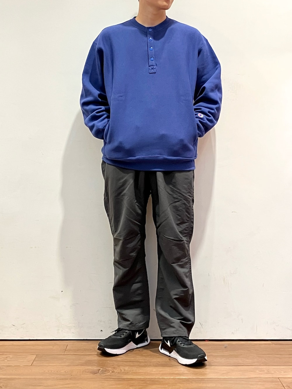 ブルー系のスウェット、ブラック系のショルダーバッグ、ブラック系のその他パンツを着用したメンズの秋コーディネートの3枚目の写真