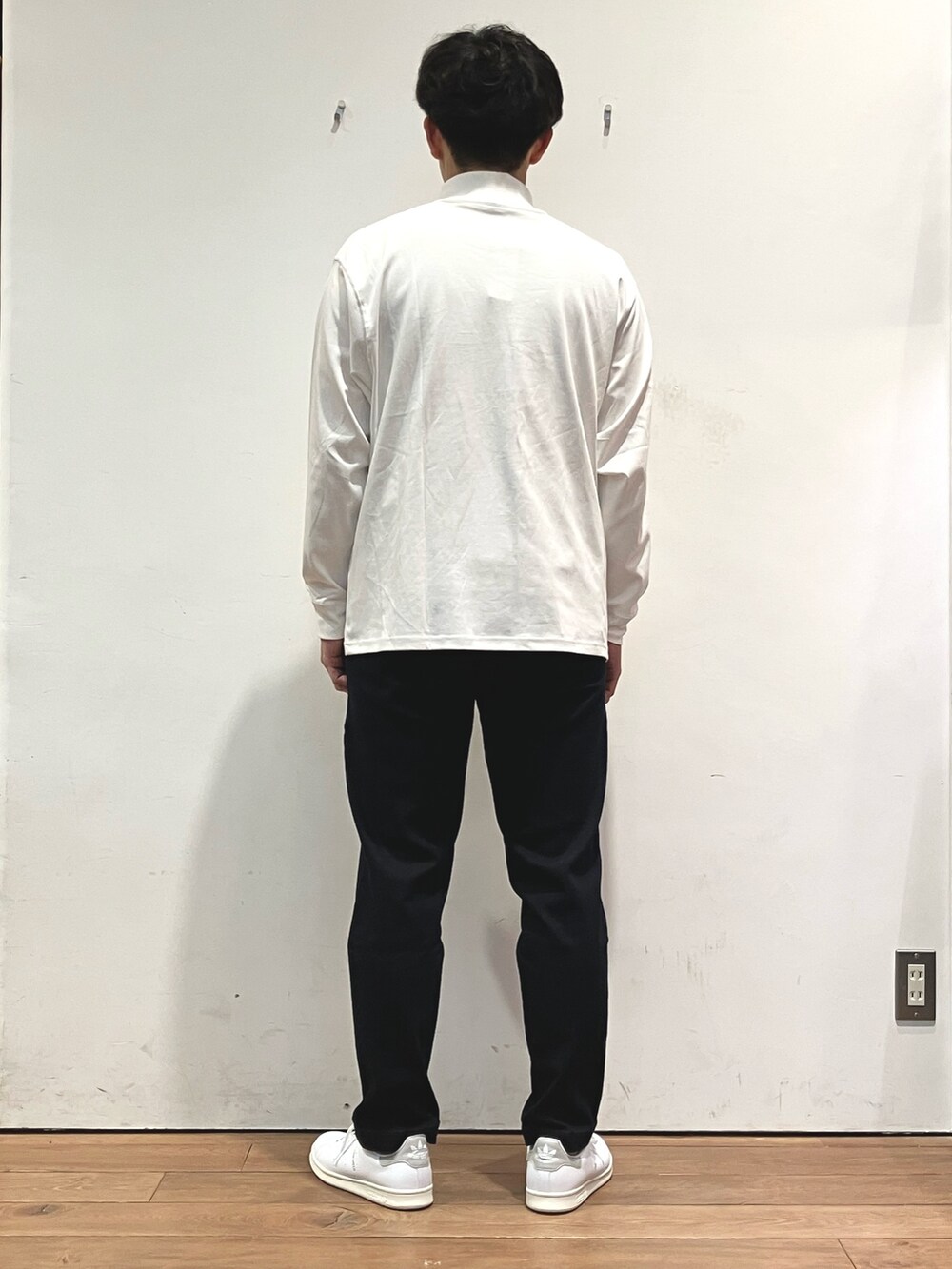 ブルー系のダウンジャケット/コート、ホワイト系のTシャツ/カットソー、ブルー系のデニムパンツを着用したメンズの秋コーディネートの7枚目の写真