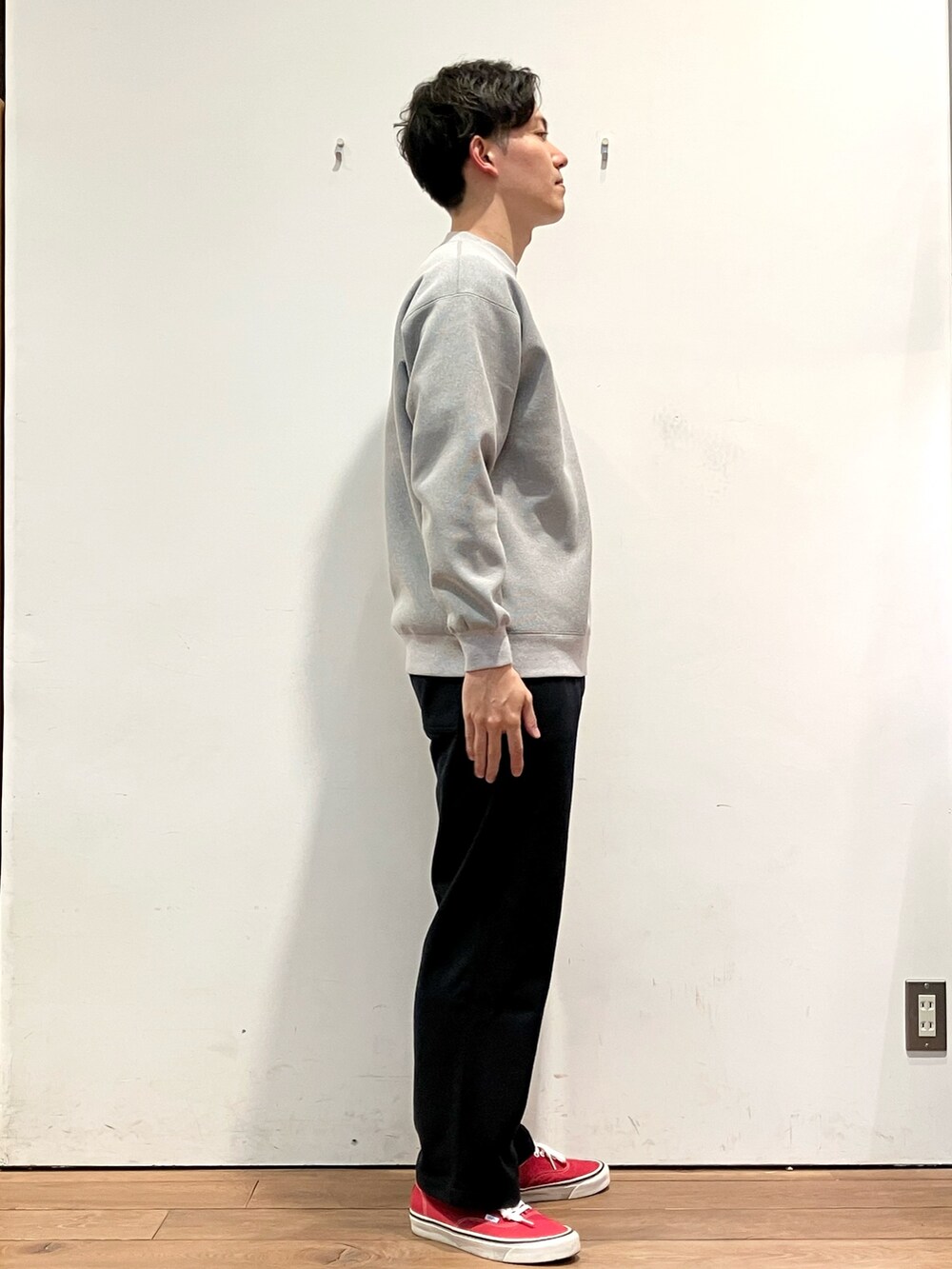 ブルー系のダウンベスト、グレー系のTシャツ/カットソー、ブルー系のその他パンツを着用したメンズの秋コーディネートの5枚目の写真