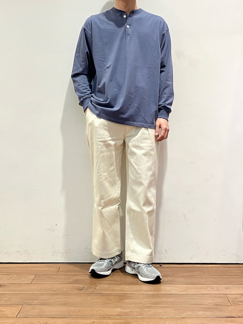 グレー系のマウンテンパーカー、ブルー系のTシャツ/カットソー、ホワイト系のその他パンツを着用したメンズの春コーディネートの2枚目の写真