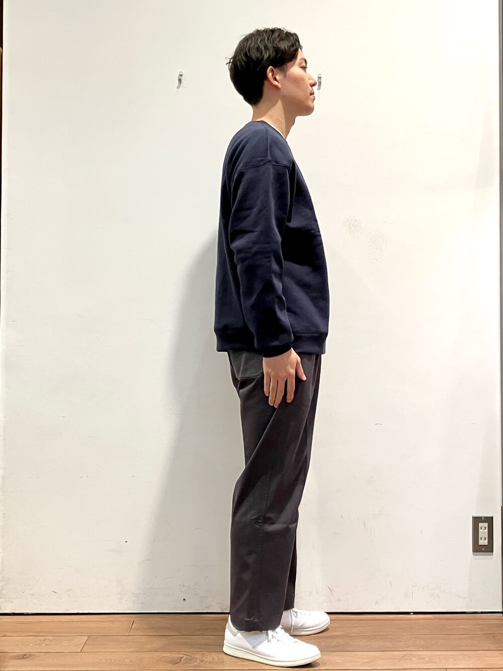 グレー系のその他アウター、ブルー系のスウェット、グレー系のその他パンツを着用したメンズの冬コーディネートの5枚目の写真