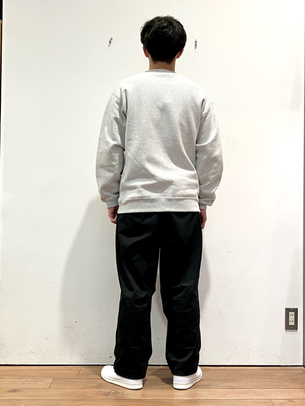 ブルー系のその他アウター、グレー系のスウェット、ブラック系のチノパンツを着用したメンズの秋コーディネートの7枚目の写真