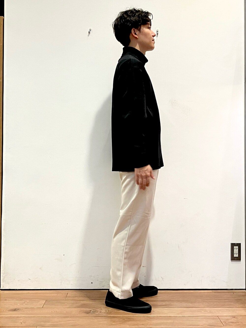 グレー系のその他アウター、グリーン系のカーディガン/ボレロ、ブラック系のその他シューズを着用したメンズの秋コーディネートの9枚目の写真