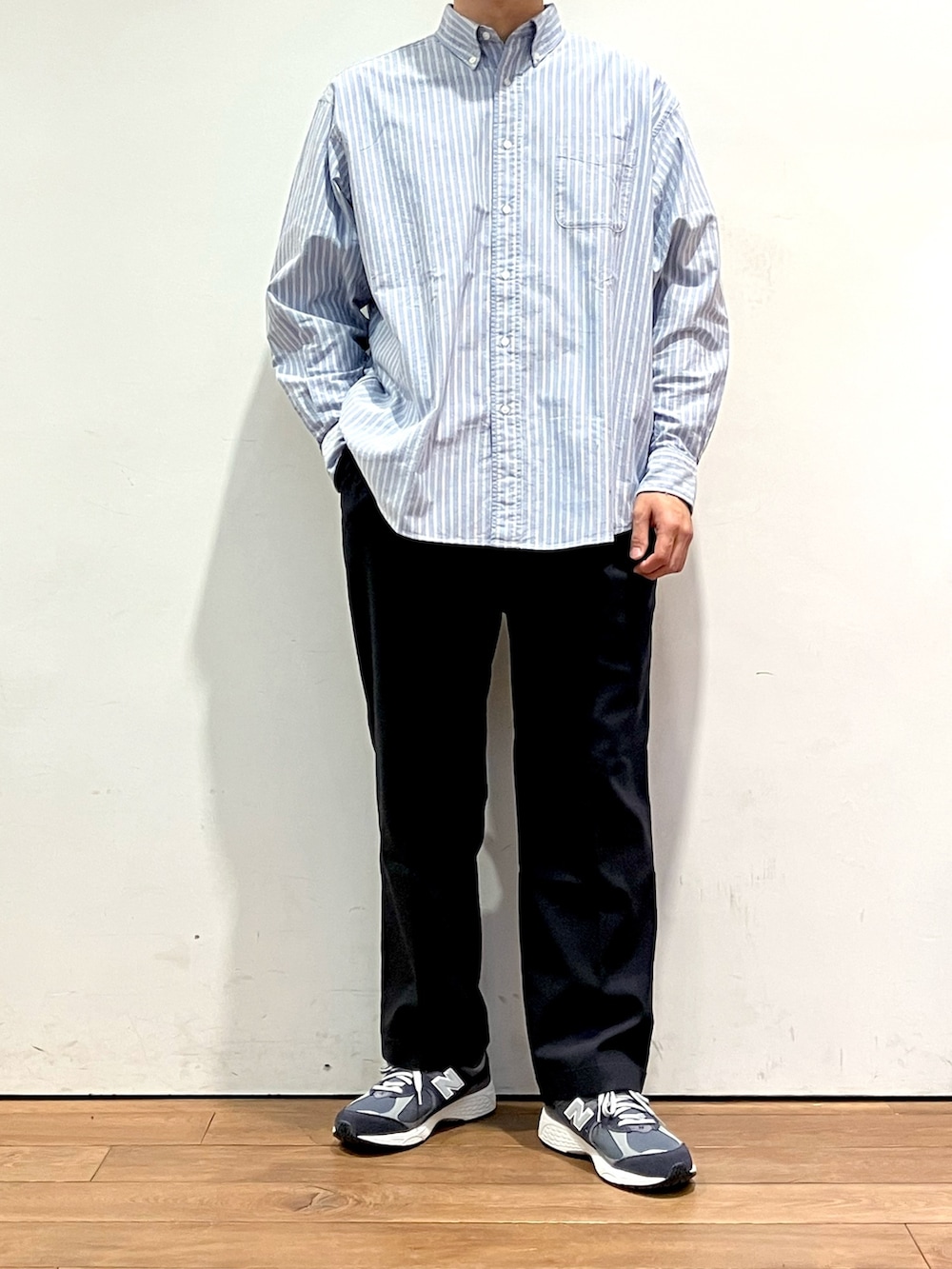 ブルー系のカーディガン/ボレロ、ブルー系のその他パンツ、ブルー系のシャツ/ブラウスを着用したメンズの秋コーディネートの4枚目の写真