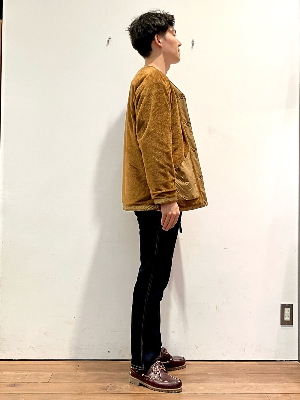 ブラウン系のその他アウター、ブルー系のその他パンツ、レッド系のスニーカーを着用したメンズの秋コーディネートの5枚目の写真