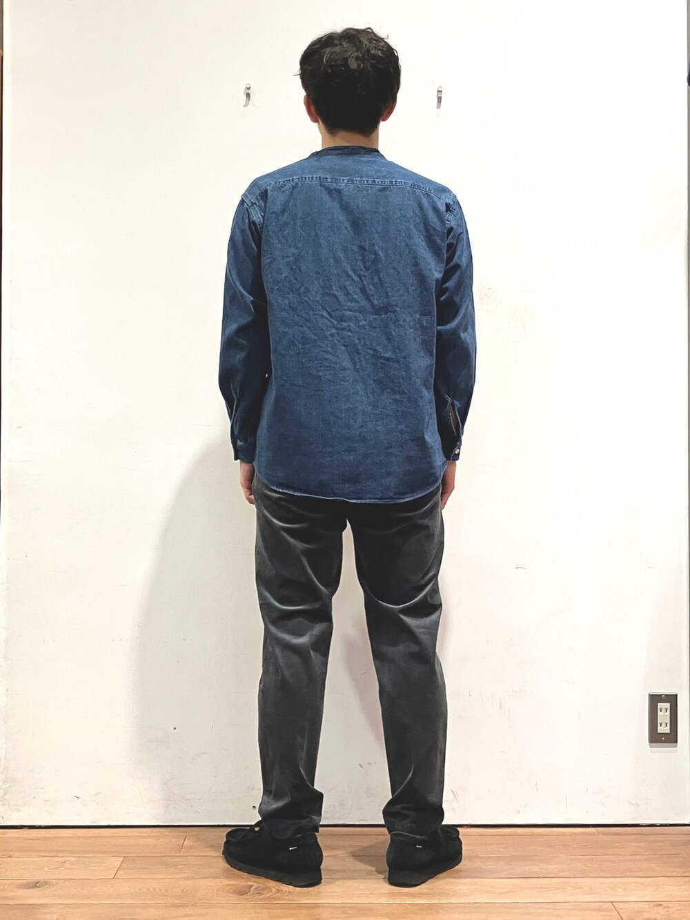 ブルー系のシャツ/ブラウス、ブラック系のブーツを着用したメンズの秋コーディネートの3枚目の写真