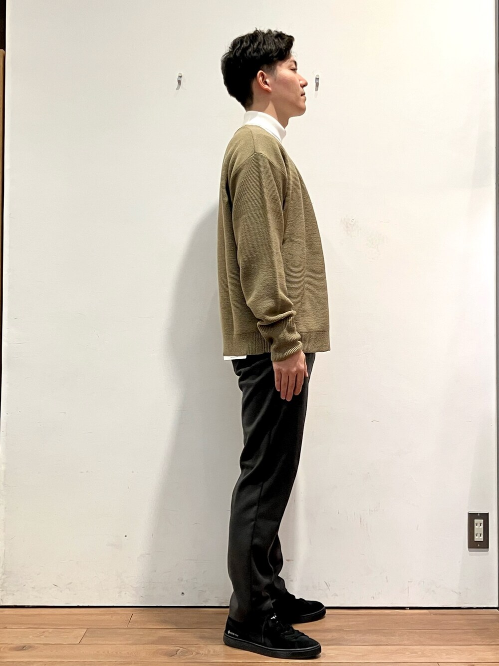 グリーン系のその他アウター、ホワイト系のTシャツ/カットソー、ベージュ系のカーディガン/ボレロを着用したメンズの冬コーディネートの8枚目の写真