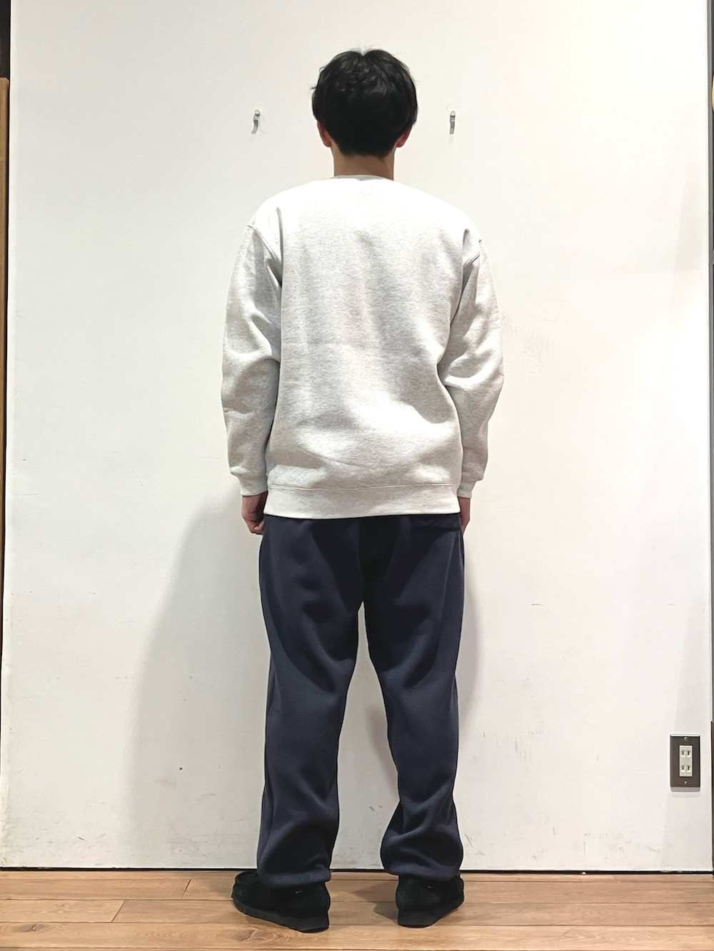 ブラック系のブルゾン、グレー系のスウェット、ブルー系のその他パンツを着用したメンズの冬コーディネートの7枚目の写真