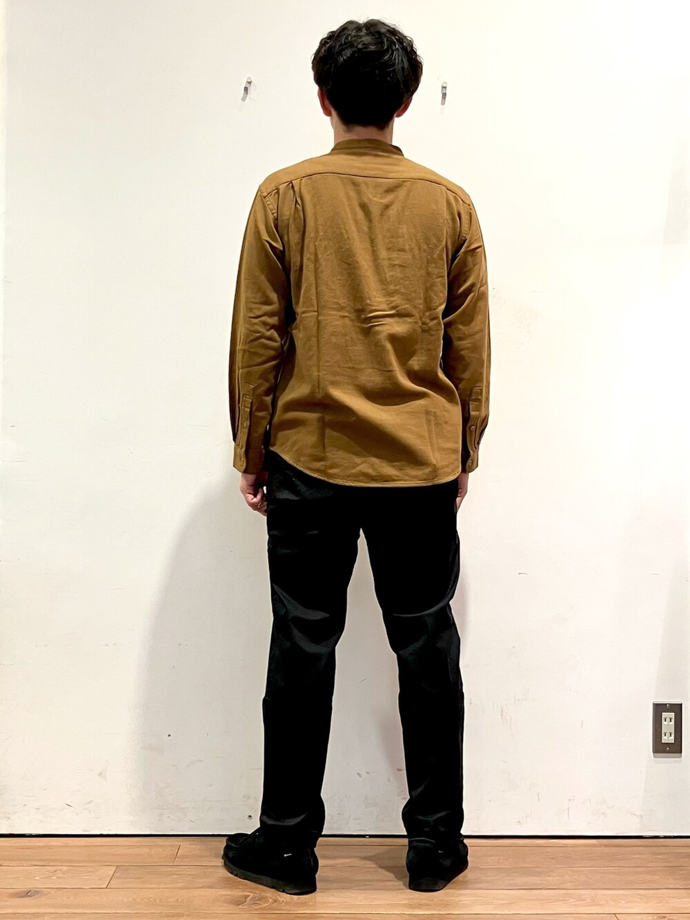 ベージュ系のカーディガン/ボレロ、ブラウン系のシャツ/ブラウス、ブラック系のチノパンツを着用したメンズの秋コーディネートの7枚目の写真