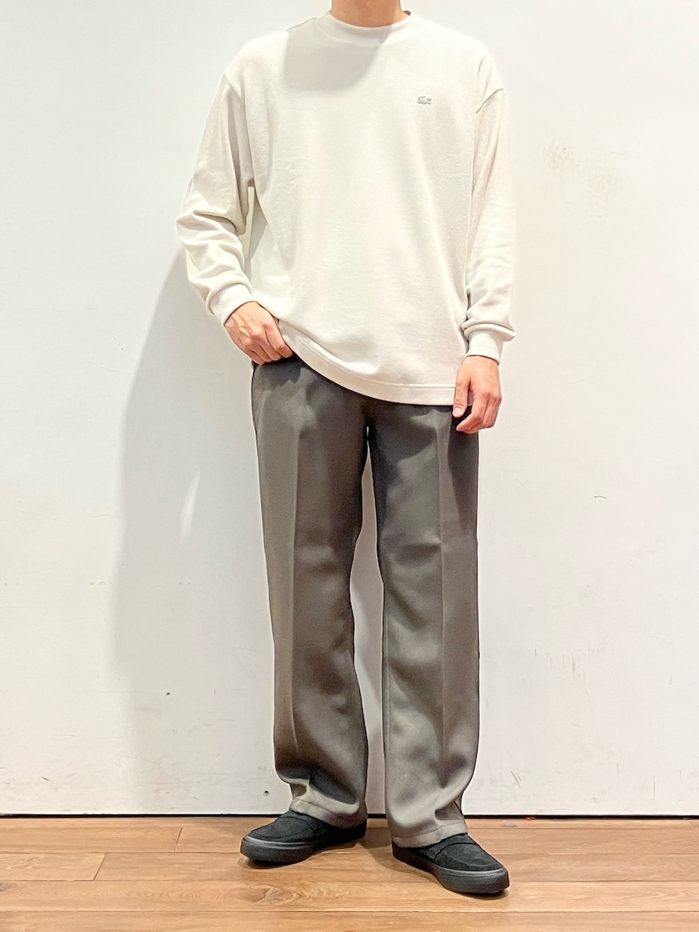 「きれいめカジュアル、ブラウン、ローファー、シンプルコーデ、秋コーデ、カーディガン、スラックス、おでかけコーデ、秋服準備はじめました、おしゃれさんと繋がりたい、秋冬コーデ、オーバーサイズ、URBAN RESEARCH DOORS、converse、Wrangler」｜「URBAN RESEARCH DOORSの『安井達郎×DOORS』ヘアリーヤーンブークレVネックカーディガン（カーディガン/ボレロ、ブルー系）」を使った、ゆーとさん（メンズ・177cm）の秋コーディネートの3枚目の写真