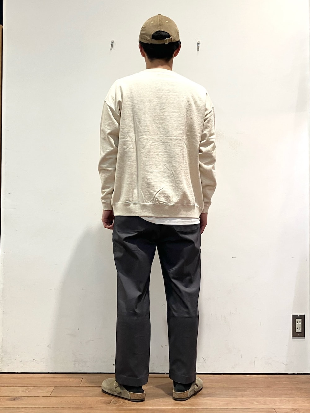 ベージュ系のダウンベスト、ベージュ系のスウェット、グレー系のその他パンツを着用したメンズの秋コーディネートの7枚目の写真