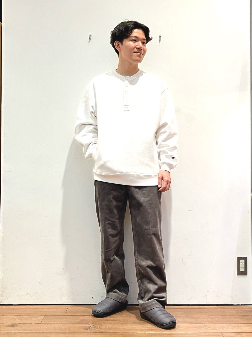 ブラック系のダウンジャケット/コート、ホワイト系のスウェット、ブラウン系のその他パンツを着用したメンズの秋コーディネートの5枚目の写真