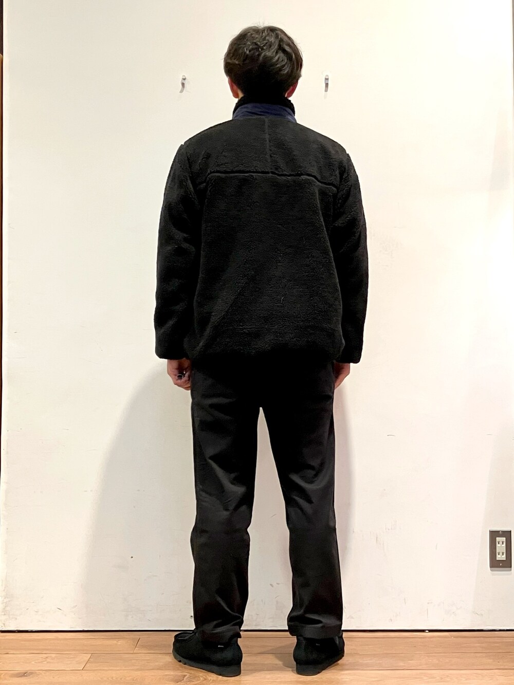 ブラック系のブルゾン、グレー系のニット/セーター、ブラック系のその他パンツを着用したメンズの秋コーディネートの3枚目の写真
