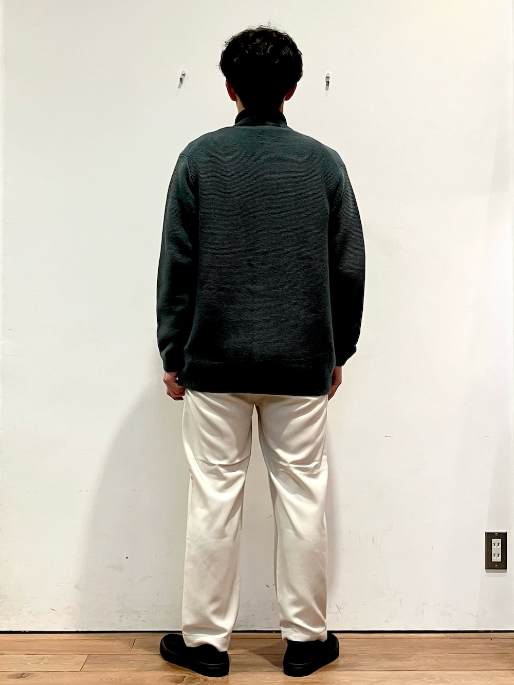 グレー系のその他アウター、グリーン系のカーディガン/ボレロ、ブラック系のその他シューズを着用したメンズの秋コーディネートの7枚目の写真