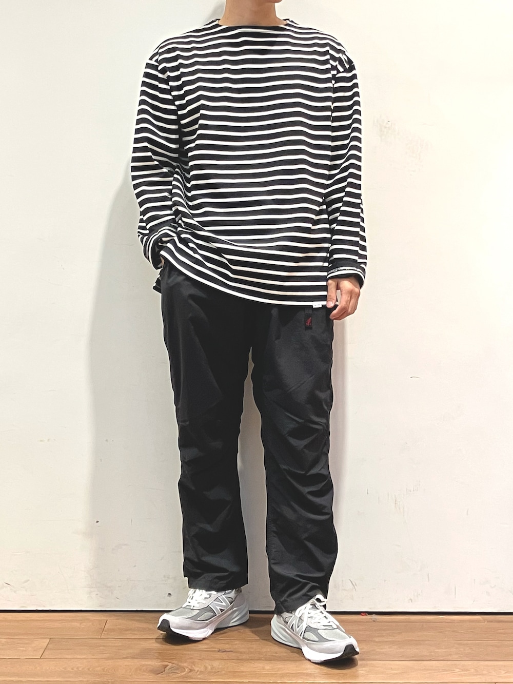 ブラック系のTシャツ/カットソー、ブラック系のショルダーバッグ、ブラック系のその他パンツを着用したメンズの秋コーディネートの2枚目の写真