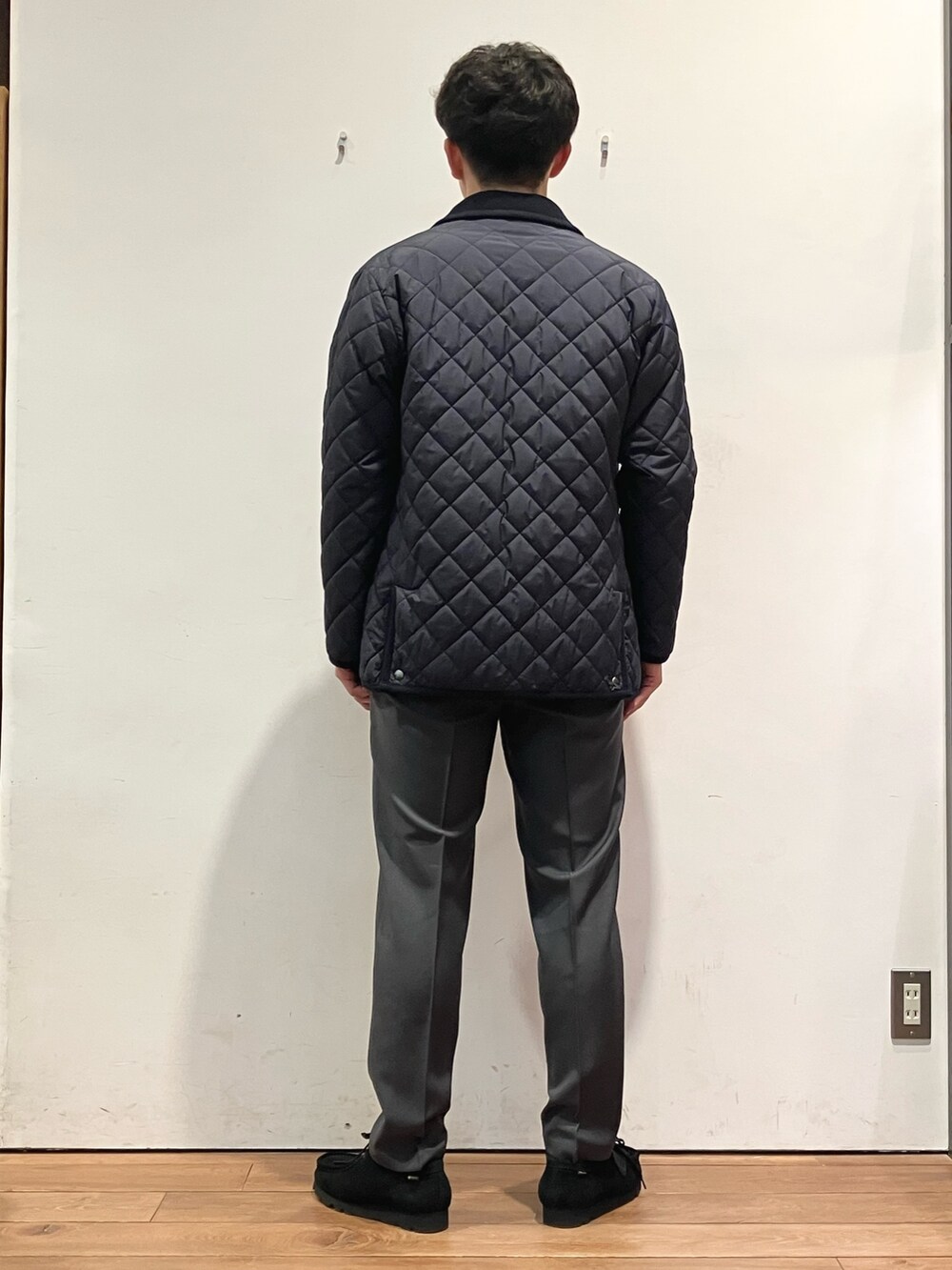 ブルー系のその他アウター、ブラック系のモカシン/デッキシューズを着用したメンズの冬コーディネートの4枚目の写真