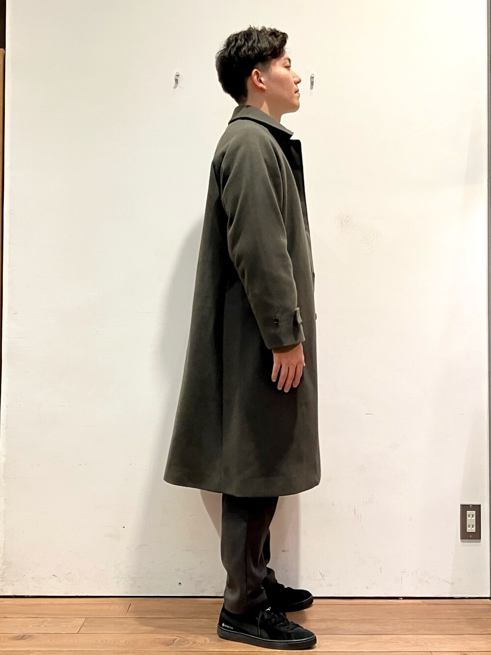 グリーン系のその他アウター、ホワイト系のTシャツ/カットソー、ベージュ系のカーディガン/ボレロを着用したメンズの冬コーディネートの6枚目の写真