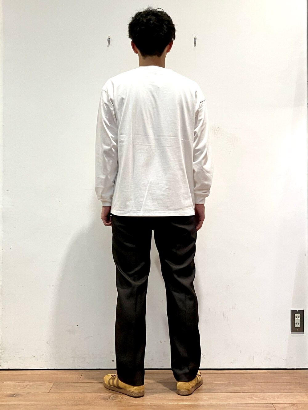 ブラウン系のブルゾン、ホワイト系のTシャツ/カットソー、ブラウン系のその他パンツを着用したメンズの秋コーディネートの6枚目の写真