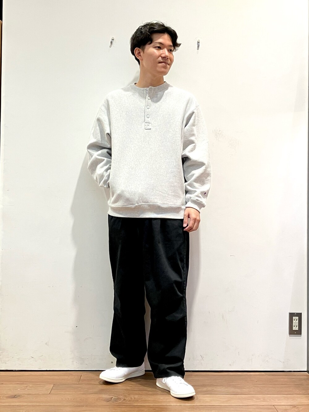 ブルー系のその他アウター、グレー系のスウェット、ブラック系のチノパンツを着用したメンズの秋コーディネートの5枚目の写真