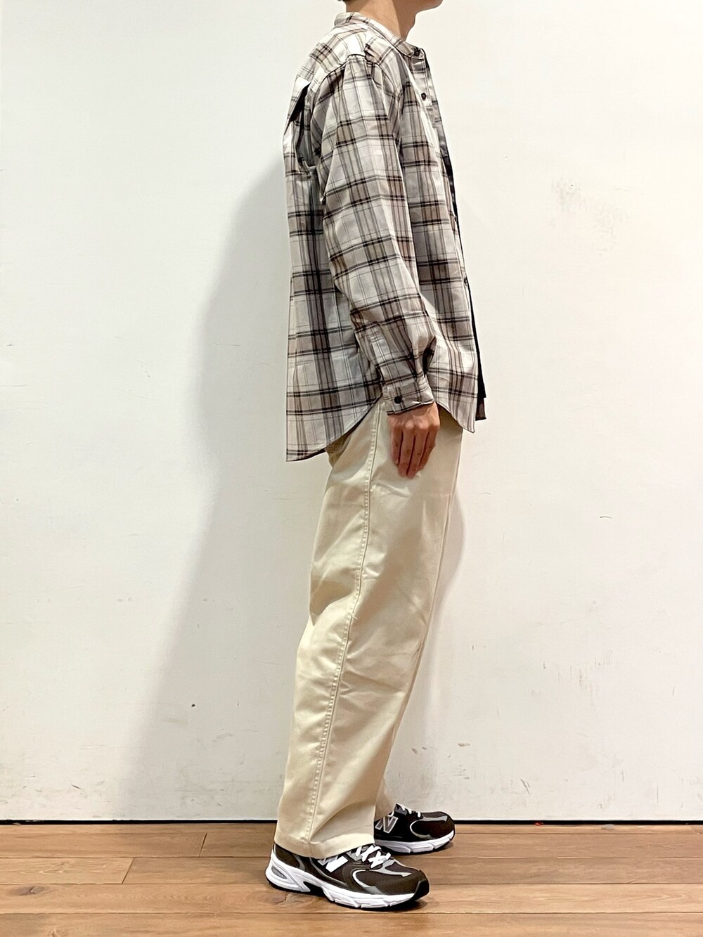 グレー系のシャツ/ブラウス、ブラック系のTシャツ/カットソー、ホワイト系のチノパンツを着用したメンズの秋コーディネートの2枚目の写真