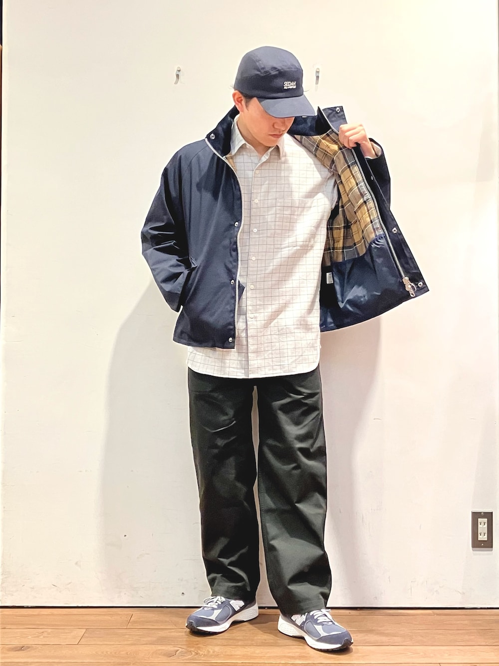 ブルー系のダウンジャケット/コート、ブルー系のスニーカー、ブラック系のチノパンツを着用したメンズの秋コーディネートの2枚目の写真