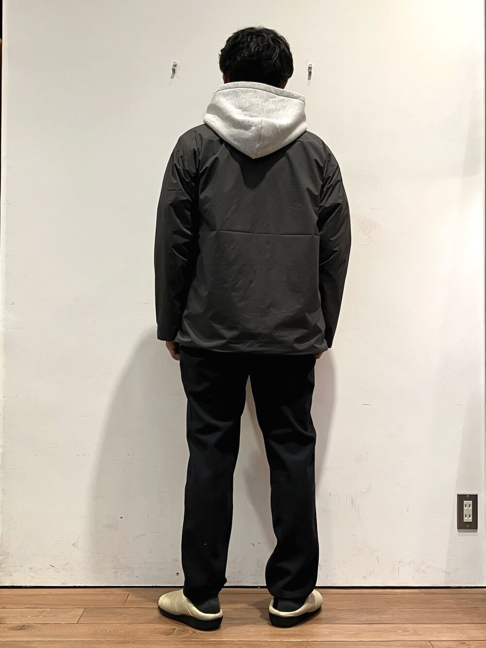 グレー系のその他アウター、グレー系のパーカー、ブルー系のその他パンツを着用したメンズの秋コーディネートの3枚目の写真