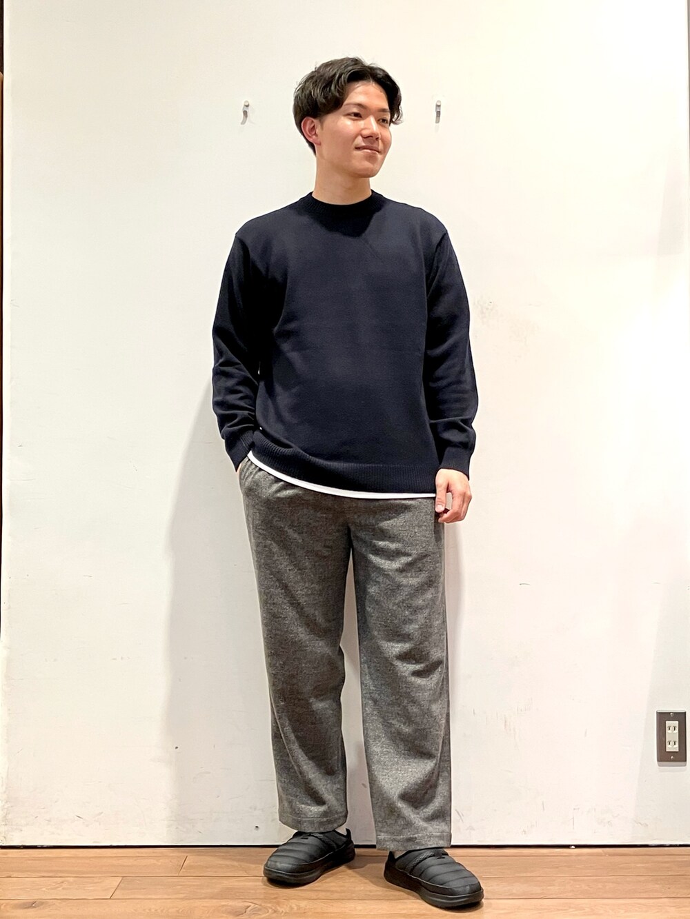 レッド系のダウンジャケット/コート、ブラック系のニット/セーター、グレー系のその他パンツを着用したメンズの秋コーディネートの4枚目の写真