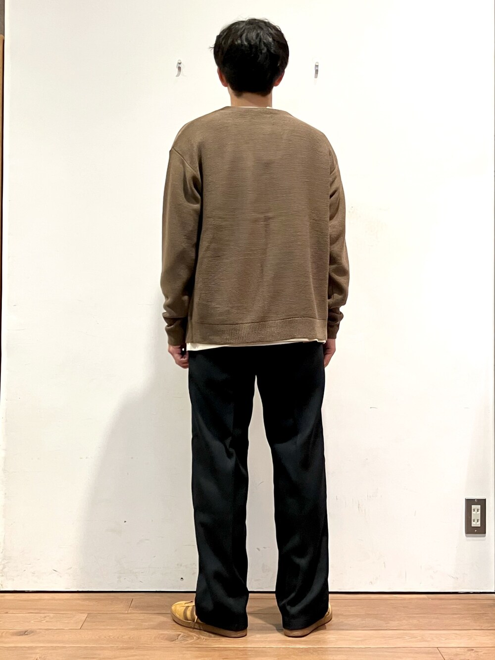 ブラウン系のカーディガン/ボレロ、ホワイト系のTシャツ/カットソー、ブラック系のその他パンツを着用したメンズの秋コーディネートの3枚目の写真