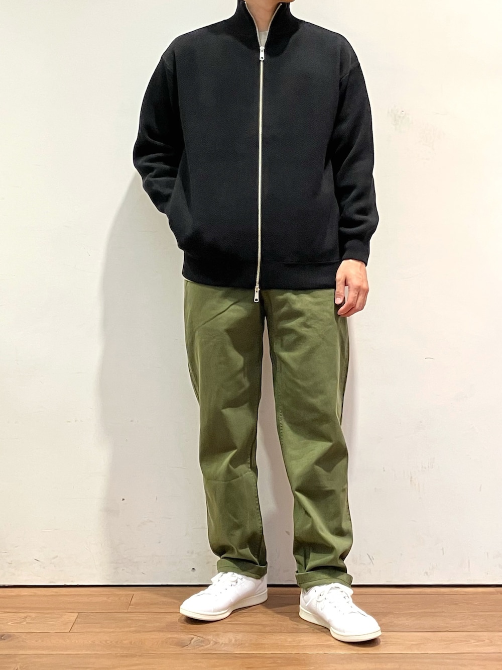「ロンT、スニーカー、きれいめカジュアル、秋コーデ、スポーツミックス、カーディガン、大人カジュアル、秋服準備はじめました、GRAMICCI、URBAN RESEARCH DOORS、ドライバーズニット、スタンスミス、adidas、トラックジャケット、重ね着ベストシーズン」｜「URBAN RESEARCH DOORSのダブルフェイスカノコニットブルゾン（ブルゾン、ブラック系）」を使った、ゆーとさん（メンズ・177cm）の秋コーディネートの2枚目の写真