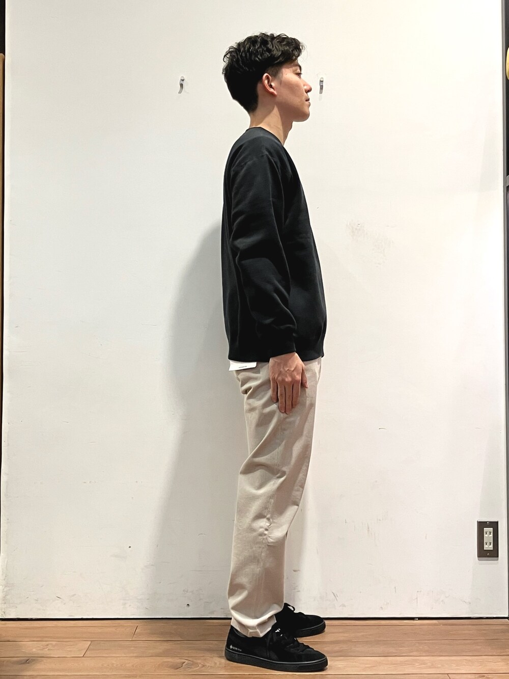 ブラウン系のその他アウター、グレー系のスウェット、ベージュ系のその他パンツを着用したメンズの冬コーディネートの5枚目の写真