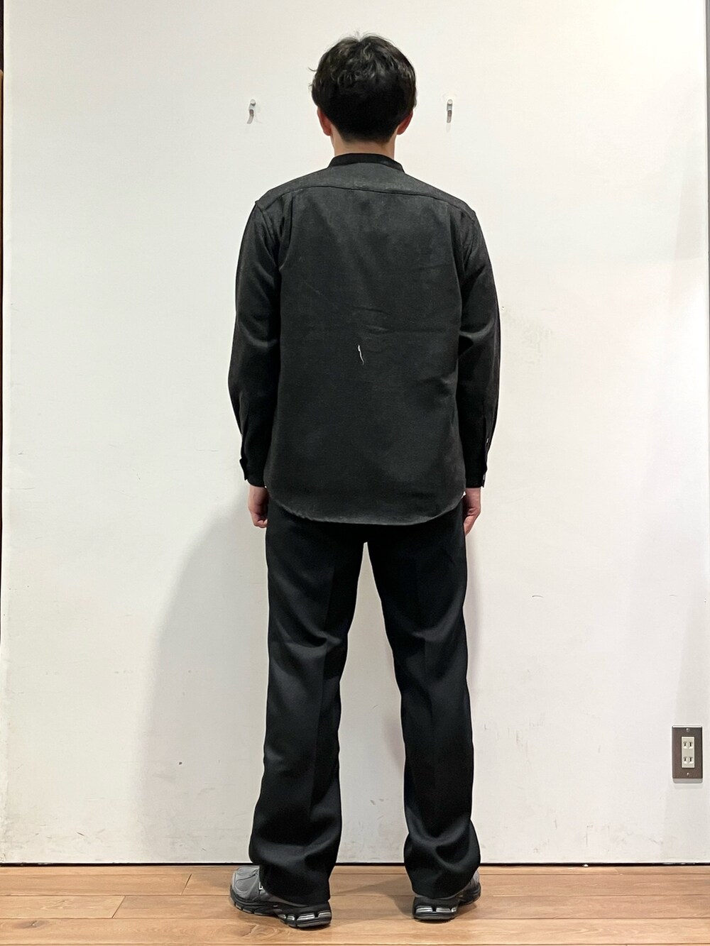 イエロー系のカーディガン/ボレロ、ブラック系のシャツ/ブラウス、ブラック系のその他パンツを着用したメンズの秋コーディネートの5枚目の写真