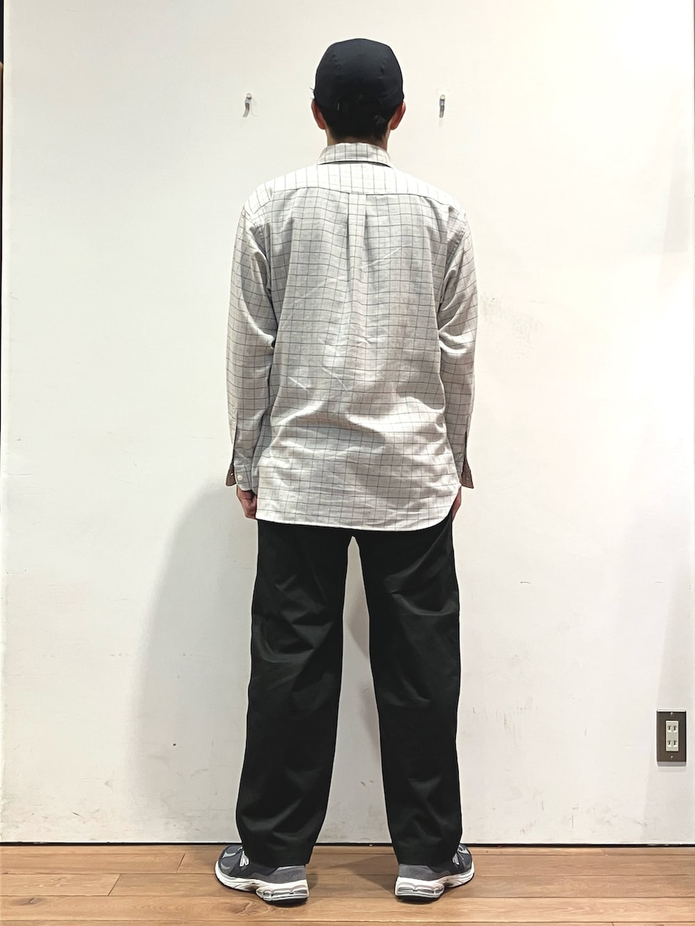 ブルー系のダウンジャケット/コート、ブルー系のスニーカー、ブラック系のチノパンツを着用したメンズの秋コーディネートの7枚目の写真