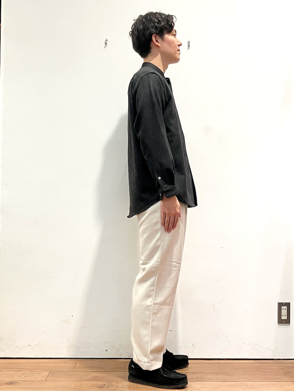 グレー系のその他アウター、ブラック系のシャツ/ブラウス、ホワイト系のその他パンツを着用したメンズの秋コーディネートの5枚目の写真