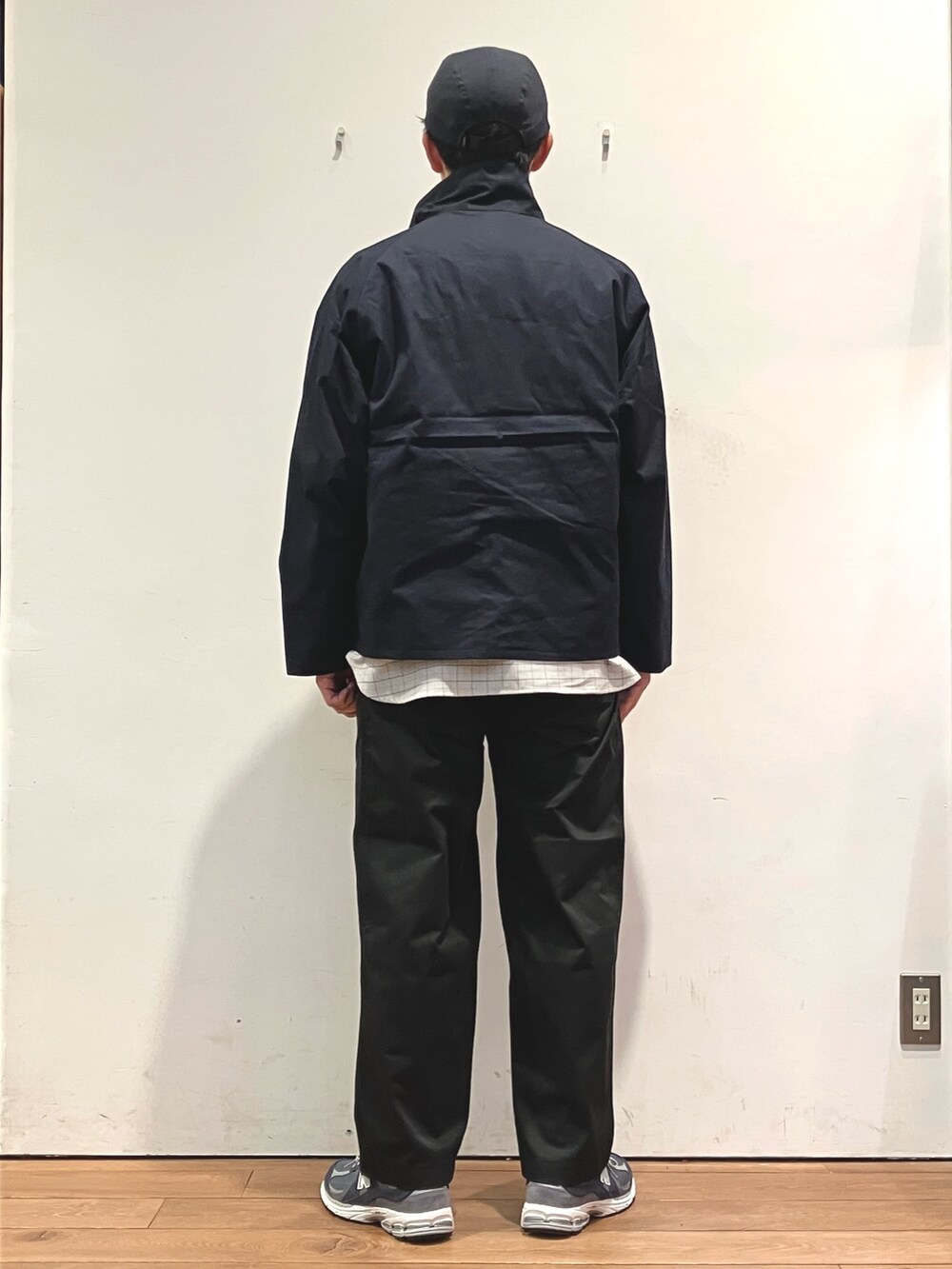 ブルー系のダウンジャケット/コート、ブルー系のスニーカー、ブラック系のチノパンツを着用したメンズの秋コーディネートの4枚目の写真