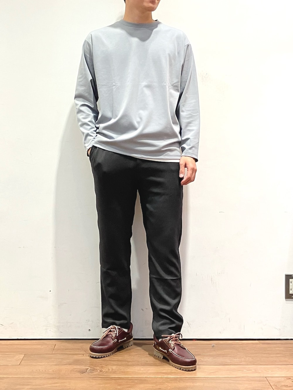 ブルー系のシャツ/ブラウス、ブルー系のTシャツ/カットソー、レッド系のスニーカーを着用したメンズの秋コーディネートの2枚目の写真