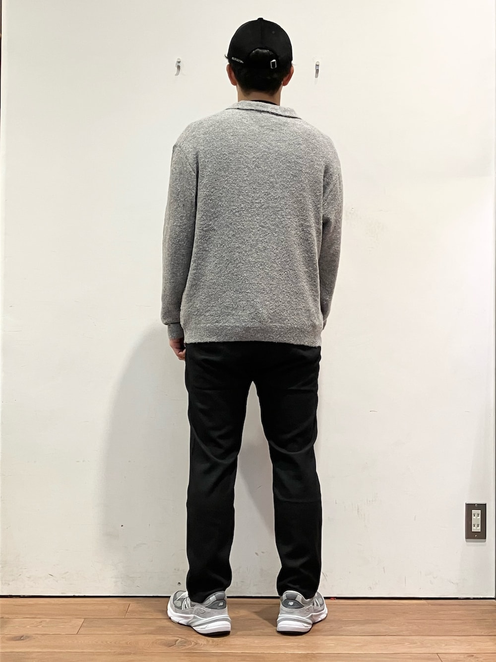 グレー系のポロシャツ、グレー系のスニーカー、ホワイト系のTシャツ/カットソーを着用したメンズの秋コーディネートの3枚目の写真