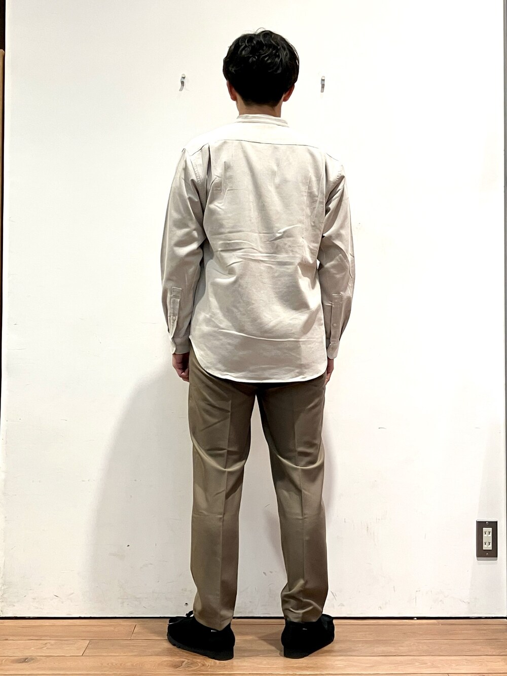 ブラック系のその他アウター、ブラウン系のその他パンツ、ブラック系のモカシン/デッキシューズを着用したメンズの秋コーディネートの7枚目の写真