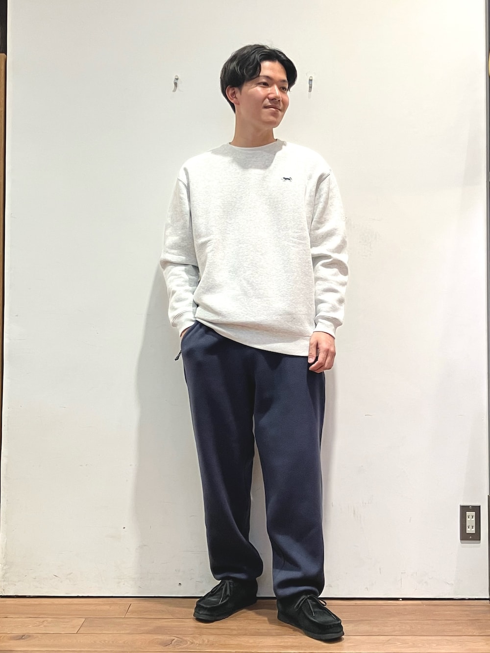 ブラック系のブルゾン、グレー系のスウェット、ブルー系のその他パンツを着用したメンズの冬コーディネートの5枚目の写真