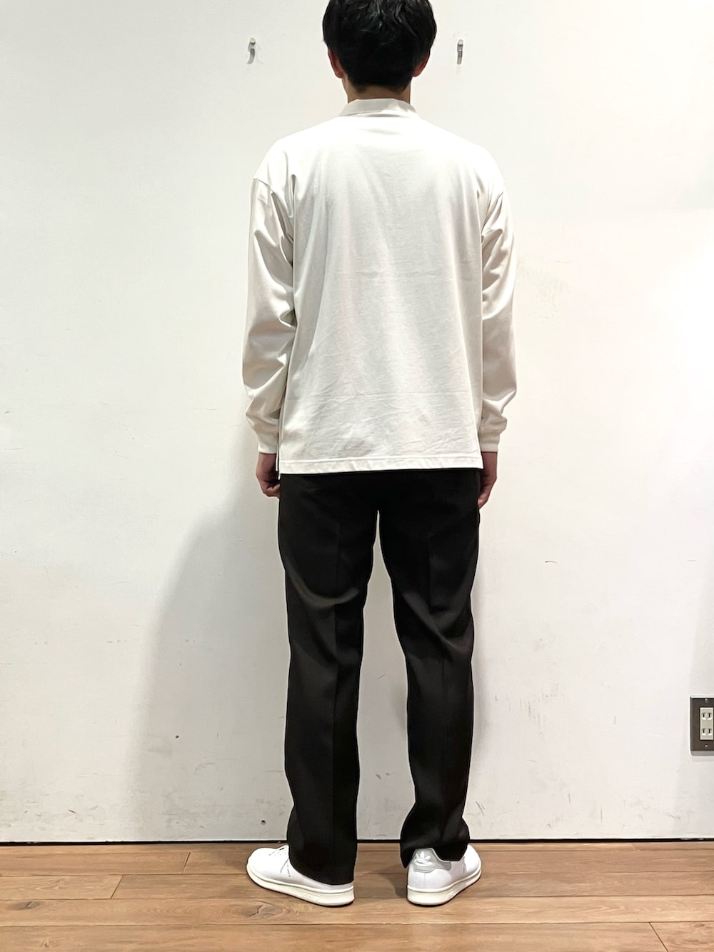 ホワイト系のTシャツ/カットソー、ブラウン系のその他パンツ、ホワイト系のスニーカーを着用したメンズの秋コーディネートの2枚目の写真