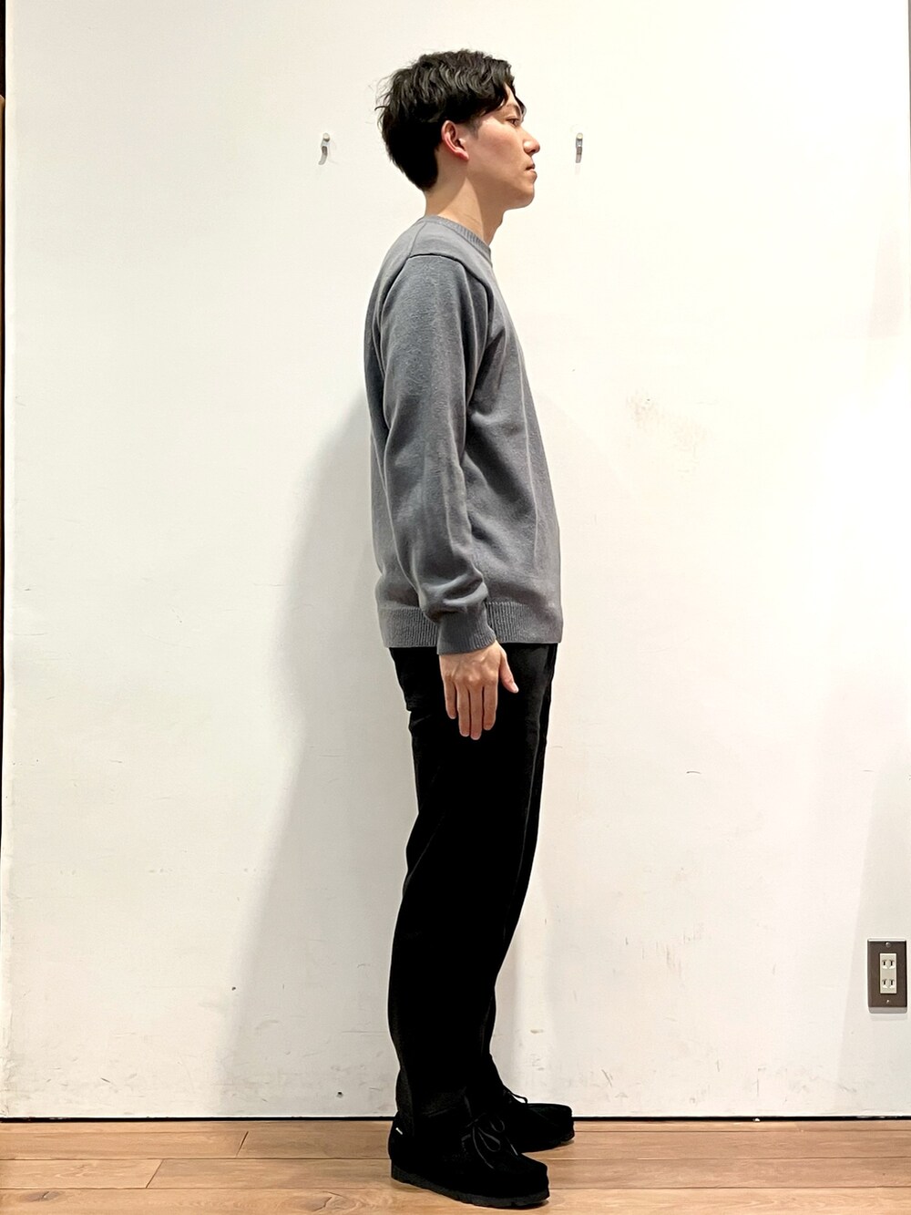 ブラック系のブルゾン、グレー系のニット/セーター、ブラック系のその他パンツを着用したメンズの秋コーディネートの5枚目の写真