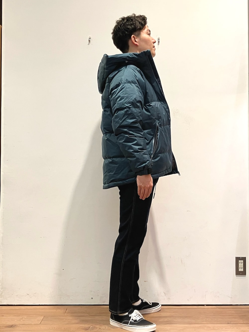 ブルー系のダウンジャケット/コート、ホワイト系のTシャツ/カットソー、ブルー系のその他パンツを着用したメンズの冬コーディネートの2枚目の写真