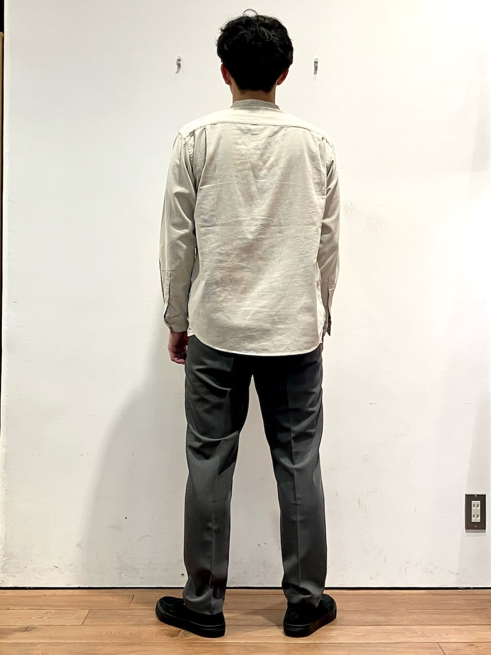 ブルー系のカーディガン/ボレロ、ホワイト系のシャツ/ブラウス、グレー系のその他パンツを着用したメンズの秋コーディネートの6枚目の写真