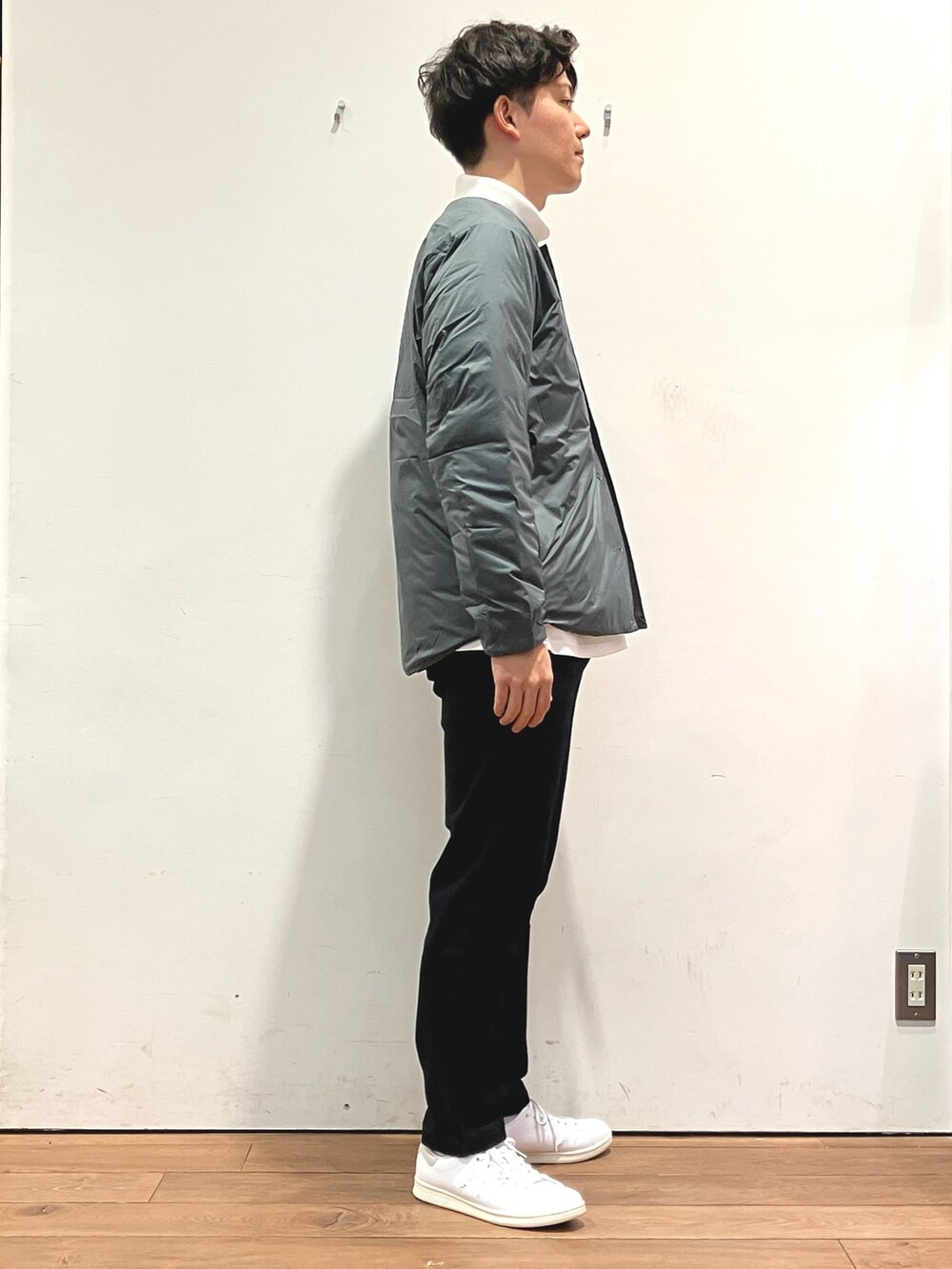 ブルー系のダウンジャケット/コート、ホワイト系のTシャツ/カットソー、ブルー系のデニムパンツを着用したメンズの秋コーディネートの3枚目の写真