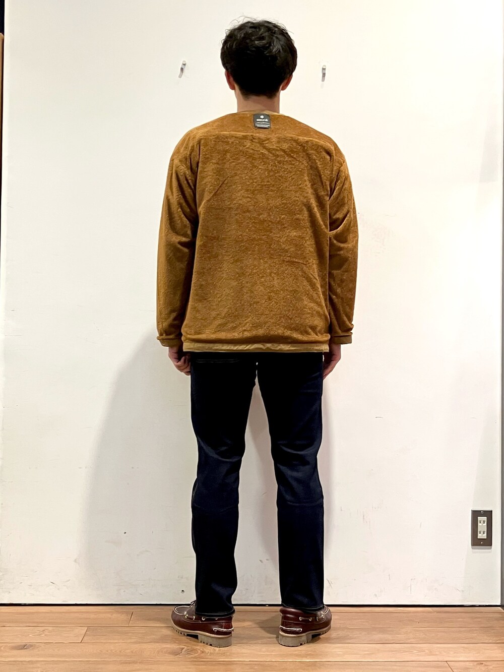 ブラウン系のその他アウター、ブルー系のその他パンツ、レッド系のスニーカーを着用したメンズの秋コーディネートの6枚目の写真