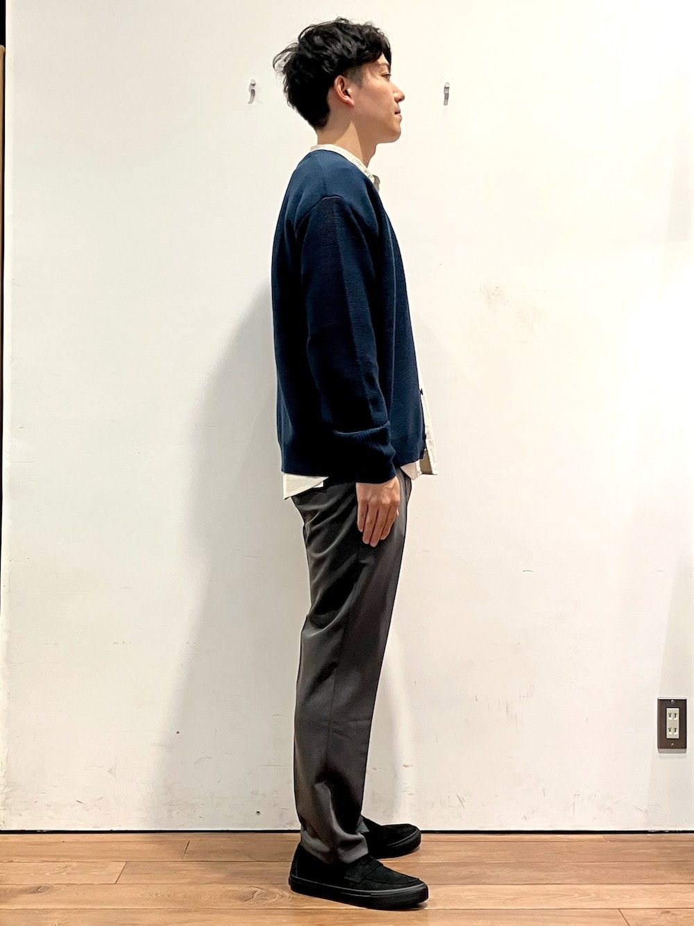 ブルー系のカーディガン/ボレロ、ホワイト系のシャツ/ブラウス、グレー系のその他パンツを着用したメンズの秋コーディネートの2枚目の写真